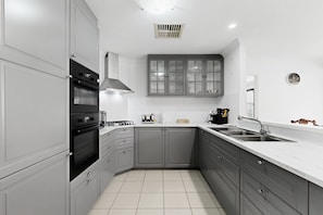 Living Room - Spacious 4-Bed House Near Mandurah (Dudley Park)