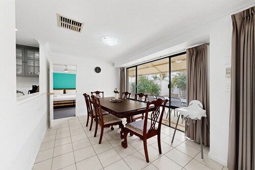 Spacious 4-Bed House Near Mandurah