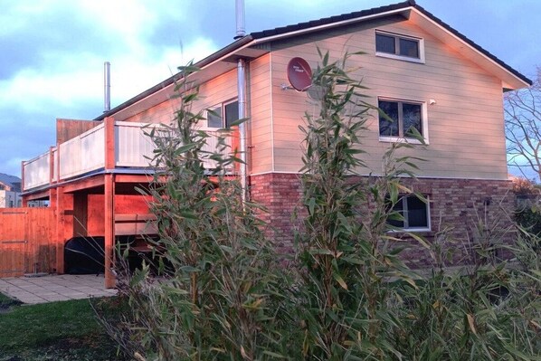 A two-story building with a brick facade and a flat roof. - Holiday apartment Dannehuus (Schönberg)