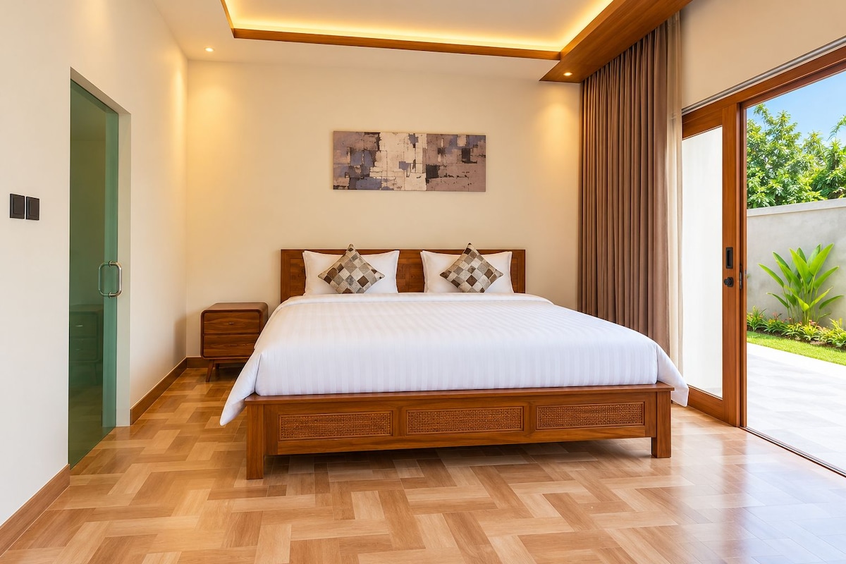 Une chambre à coucher moderne avec un lit en bois, une table de chevet, une grande fenêtre et une porte verte.