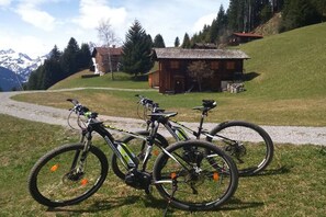A mountain bike trail with two bikes parked on the side. - Holiday apartment with 1 bedroom (Gortipohl)