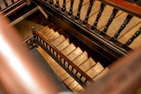 Eine Treppe mit Holzbodenstufen und einem Metallgeländer.