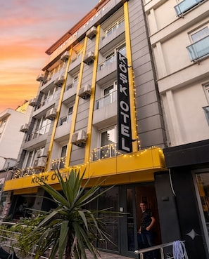A multi-story building with a prominent 'KOSK OYTEL' sign, indicating it is a hotel. - Köşk Butik Otel (Antalya)