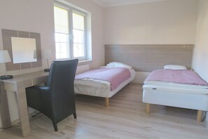 A bedroom with a desk, two beds, a chair, and a window. - Holiday apartment with 4 bedrooms (Grzybowo)