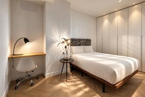 A modern bedroom with a bed, desk, chair, and wardrobe. - Genteel Home Reyes Catolicos Sevilla (Seville)