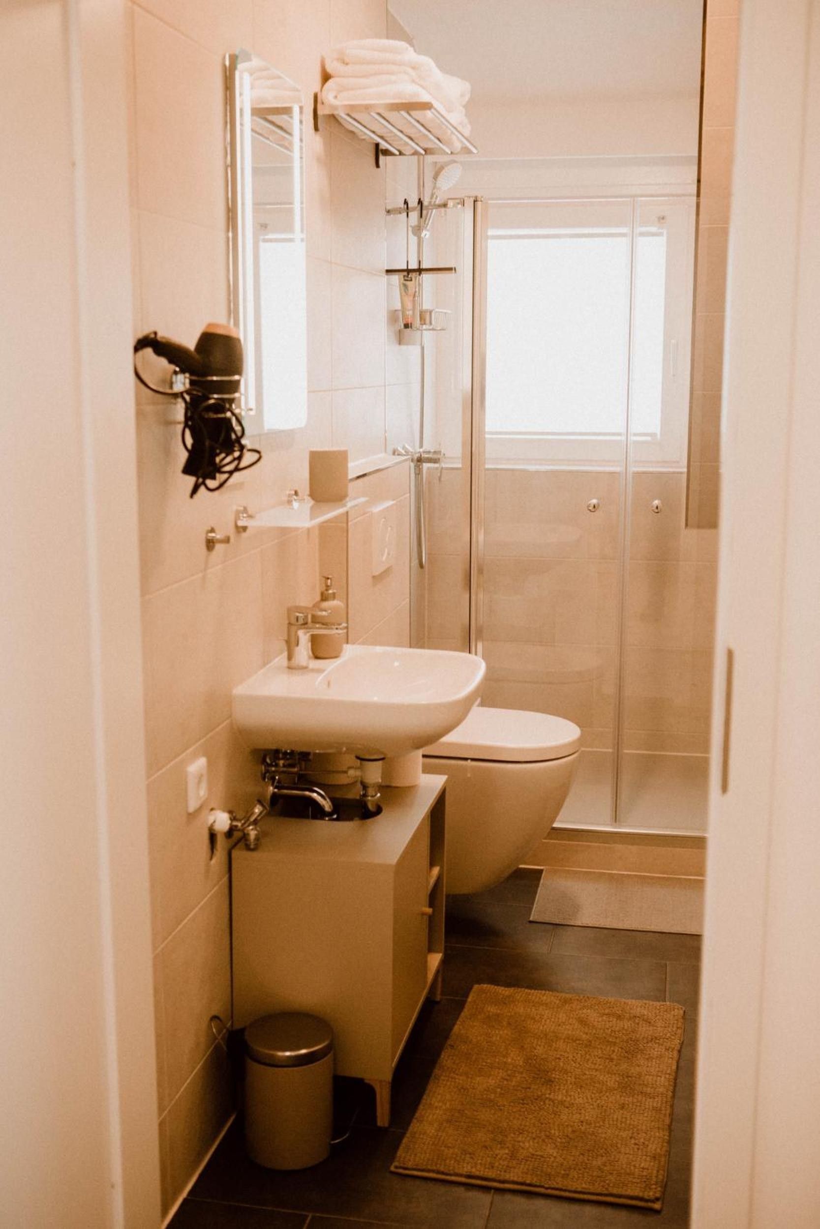 Ein Badezimmer mit Toilette, Waschbecken und Dusche.