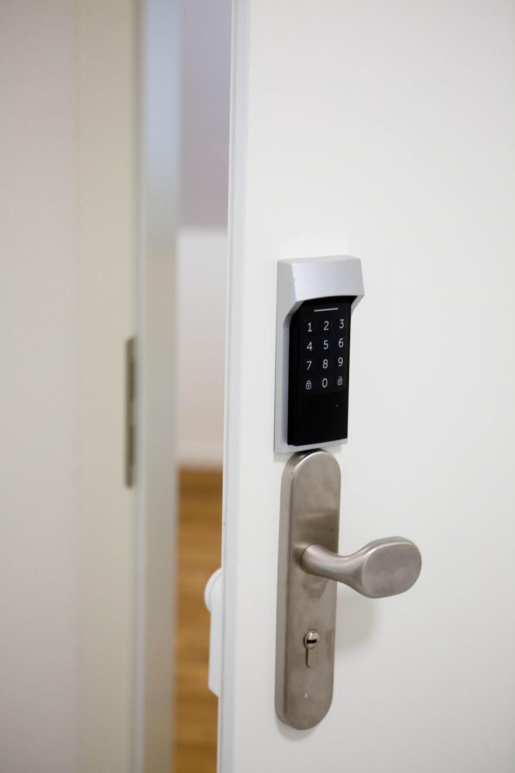Una puerta moderna con teclado numérico y picaporte.