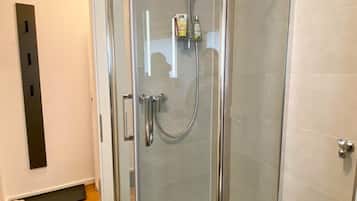 Een douchecabine met glazen wanden en een handdouche.