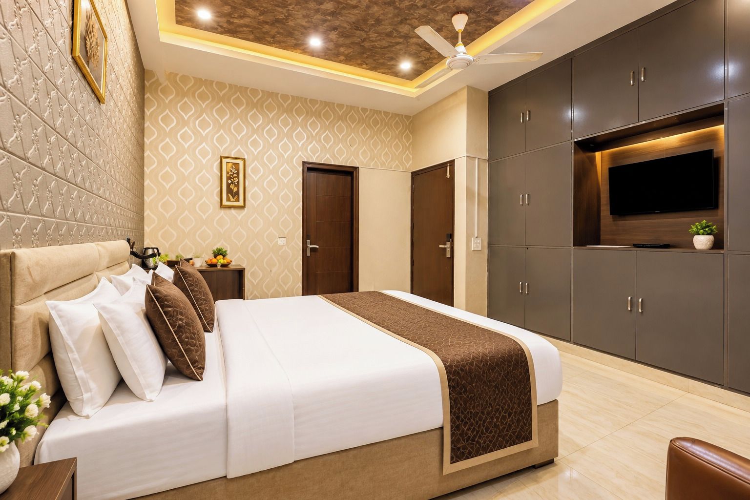 Una habitación de hotel moderna con una cama grande, armario y televisor de pantalla plana.