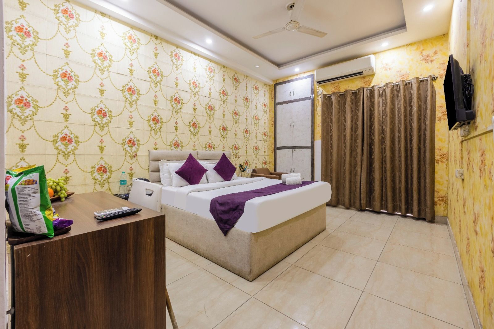 Una habitación de hotel con cama, escritorio y armario.