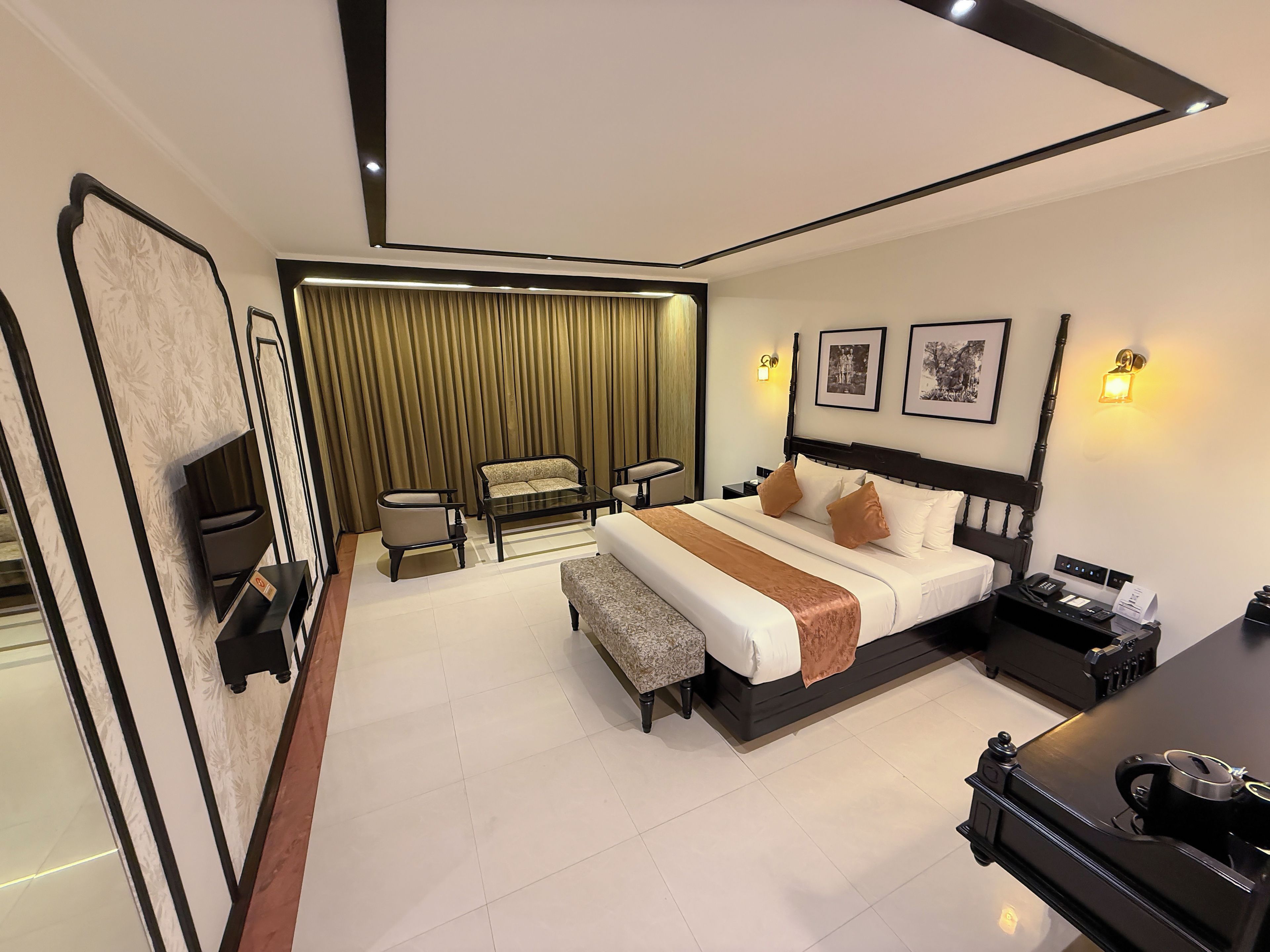 Une chambre d’hôtel moderne équipée d’un grand lit, d’un bureau, d’une chaise et d’un téléviseur.