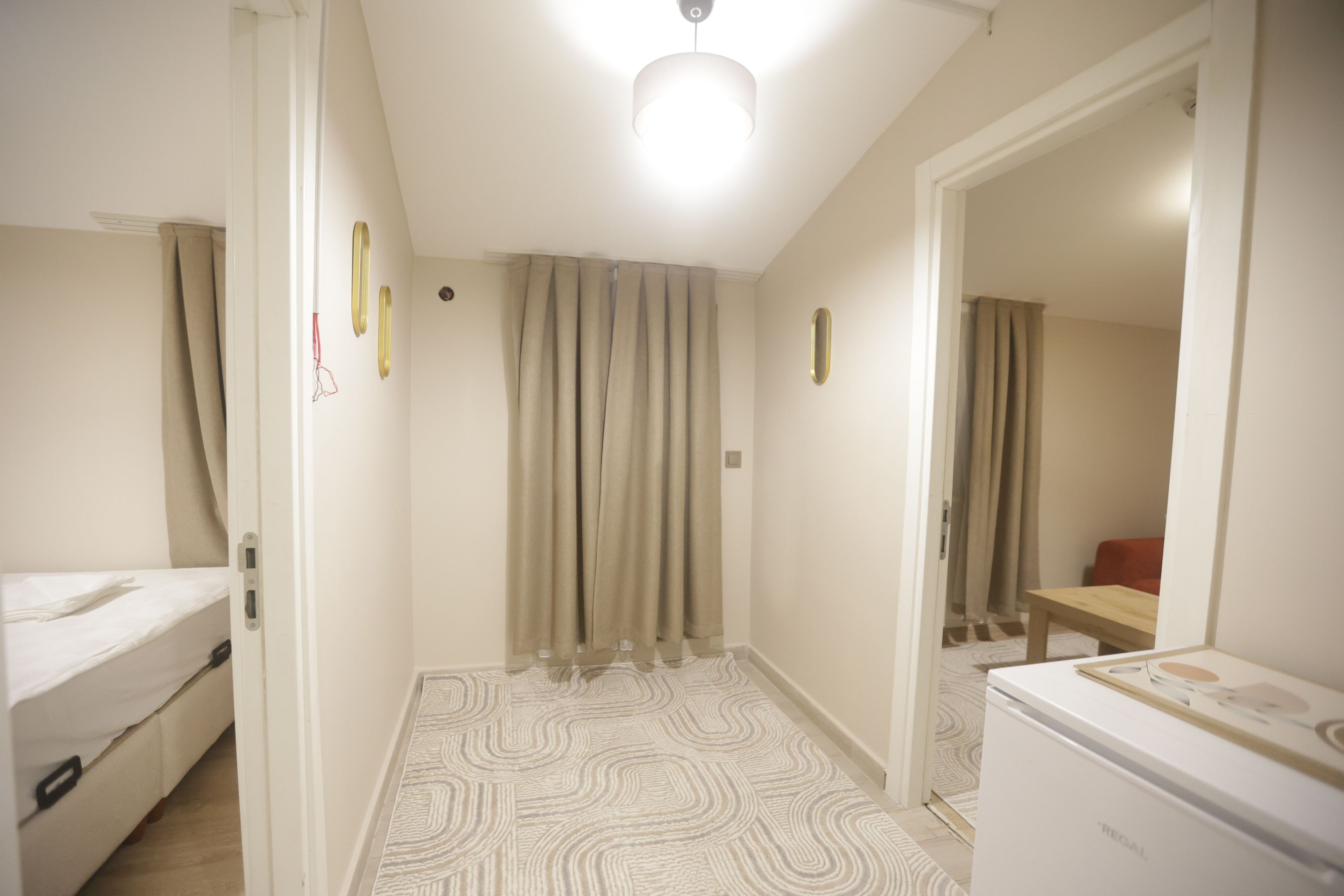 Ett hotellrum med en säng, ett skrivbord och en garderob.