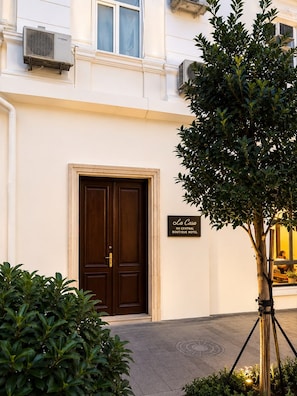 Exterior detail - La Casa Nizami Street (Baku)
