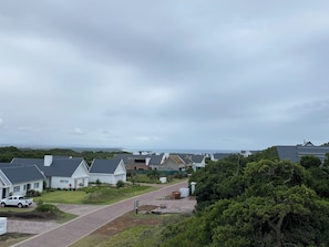 Ein Wohngebiet mit Häusern, einer Auffahrt und Blick auf das Meer.