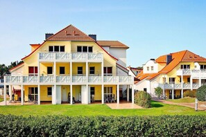 Un bâtiment à deux étages, doté d’un balcon au rez-de-chaussée et d’un toit recouvert de tuiles rouges.