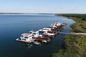 Une série de maisons flottantes reliées par des passerelles au-dessus de l’eau.