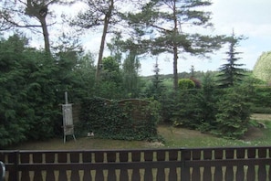 A garden with various trees and a wooden fence. - Finnish-style cabin in a quiet location by the lake (Garden)