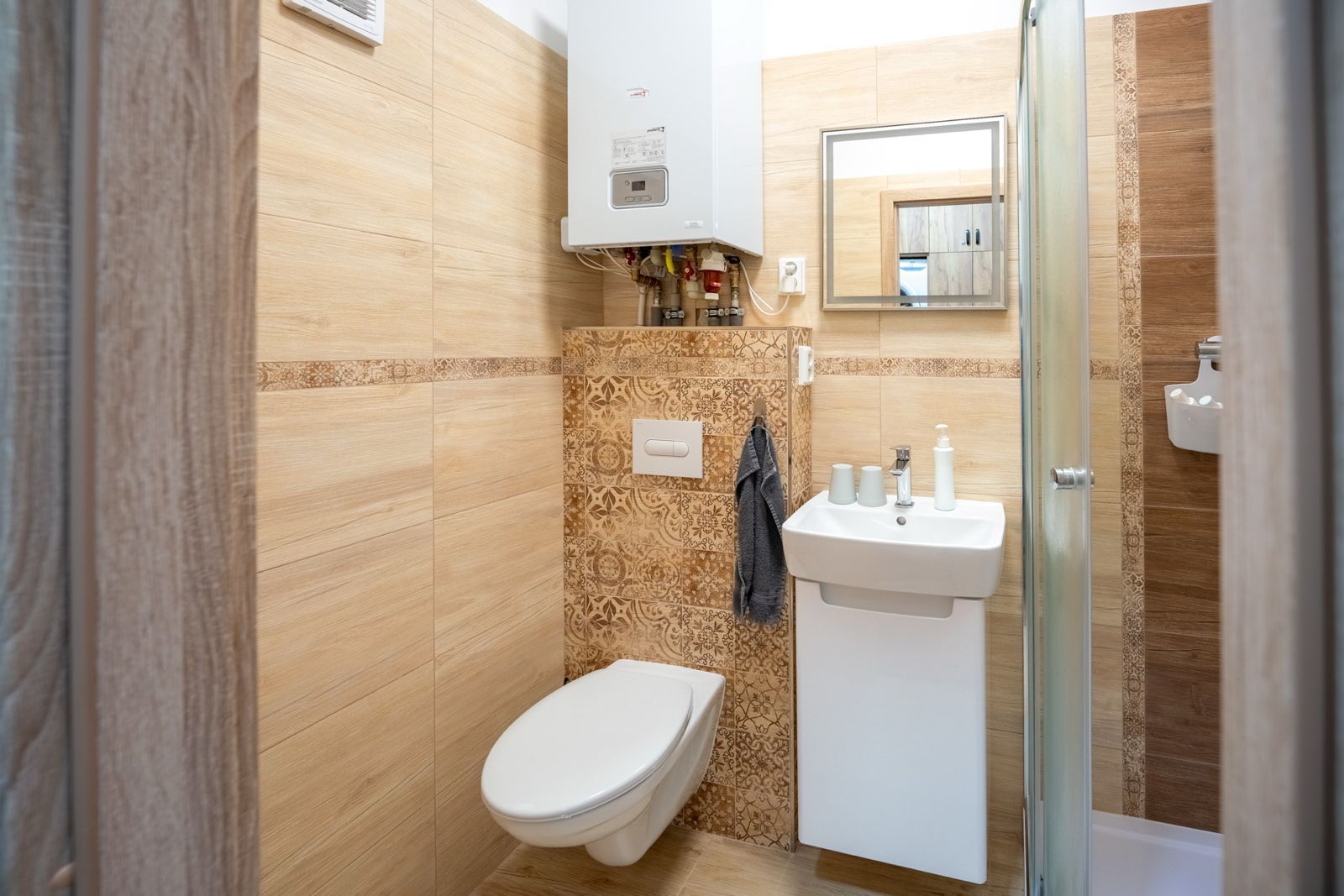 Ein Badezimmer mit Toilette, Waschbecken und Dusche.