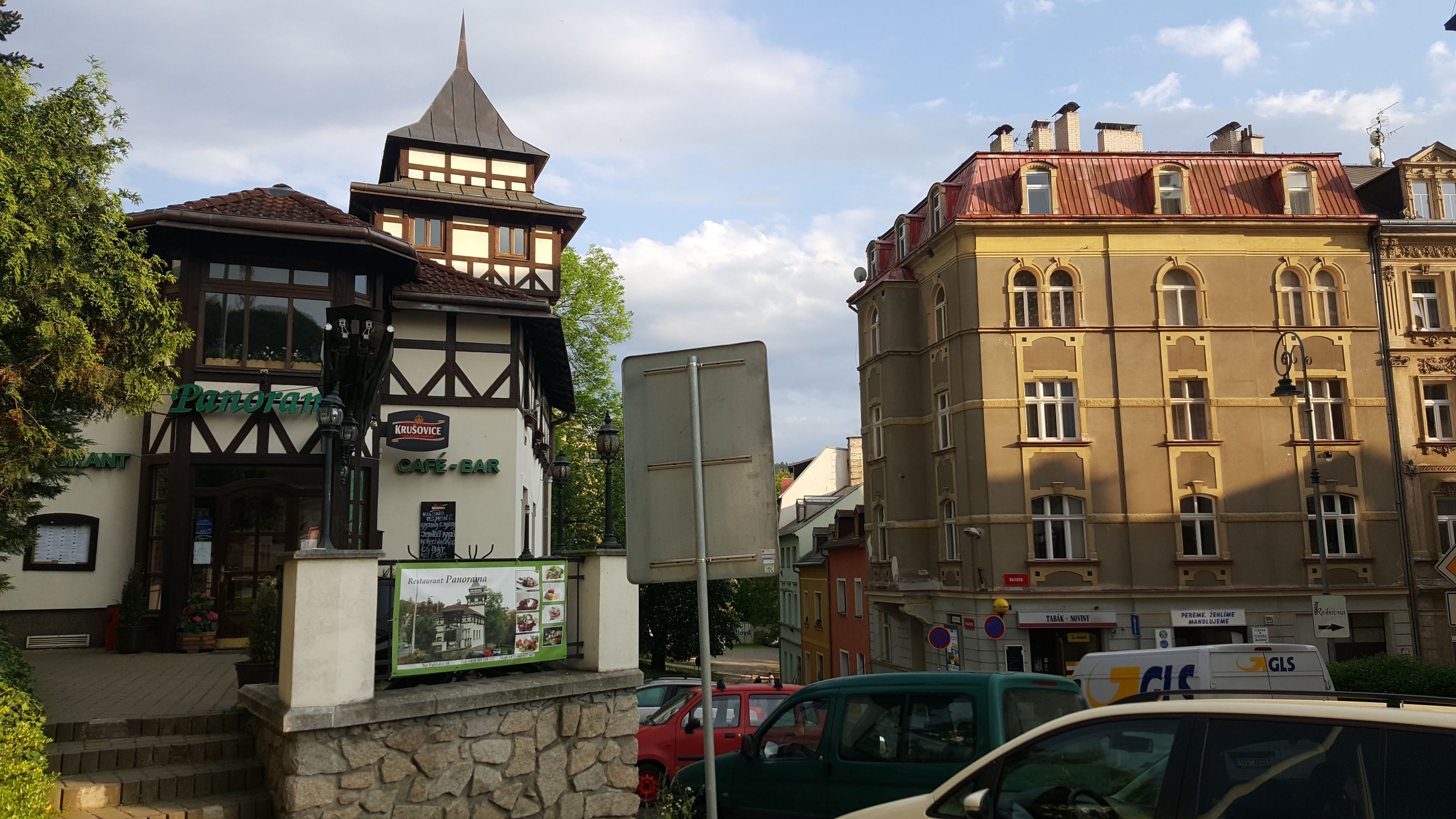 Un edificio tradicional con una torre, un café-bar y un restaurante llamado 'Panorama'.