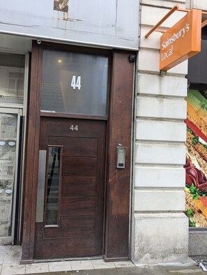 Ein Gebäudeeingang mit der großen Hausnummer 44.