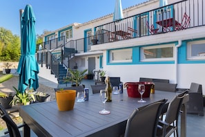 An outdoor patio area with a table set for dining, outdoor furniture, and potted plants. - Bed and Breakfast 'Chambre 5' with Shared Terrace, Wi-Fi and Air Conditioning (Saint-Gervais)