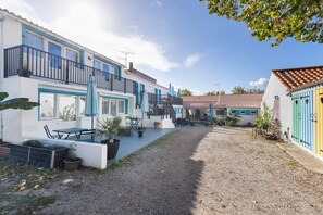 A residential area with houses, a gravel path, and outdoor seating. - Bed and Breakfast 'Chambre 3' with Shared Terrace, Wi-Fi and Air Conditioning (Saint-Gervais)