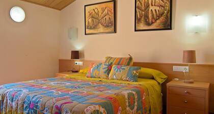 Bed and Breakfast 'Doble Confort 1' with balcony, Wi-Fi and air conditioning