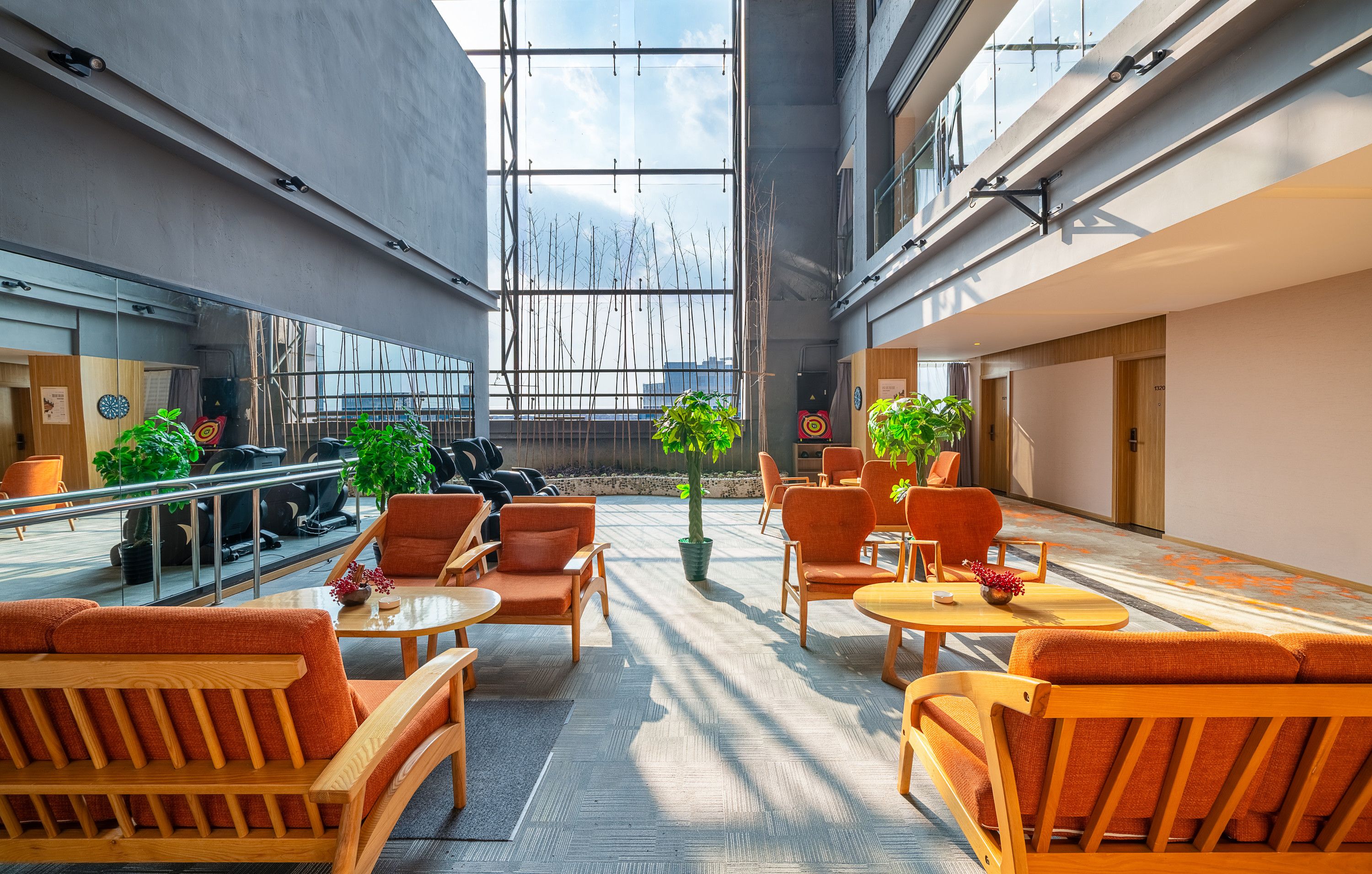 المنشأة من الداخل