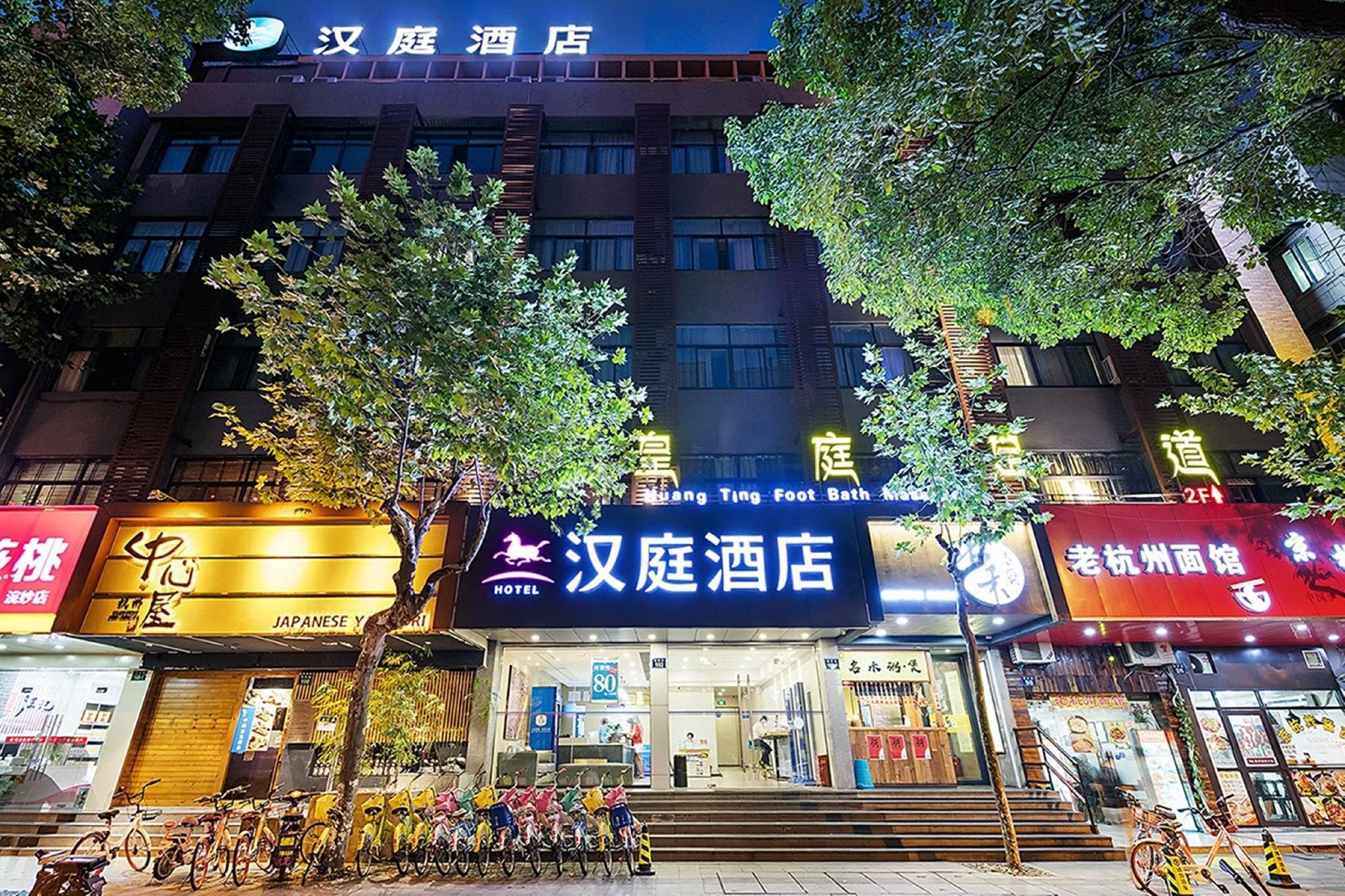 A hotel with a sign indicating it is a Japanese restaurant.