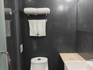 A bathroom with a toilet, a towel rack with two towels, and a bathtub. - Thank Inn Plus Hotel Shanghai Songjiang District Yexie Town Yexingong Road (Shanghai)