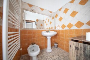 A bathroom with a bidet, a sink, and a mirror. - Mas de la Bimarde (Monteux)