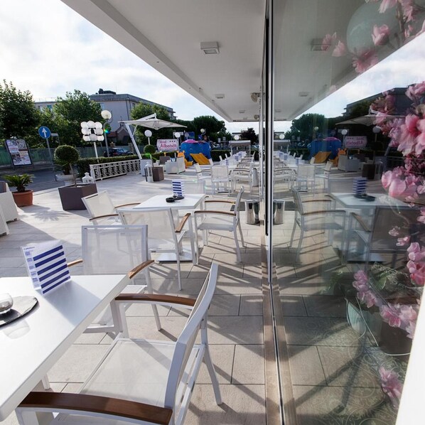 Outdoor dining - Hotel Albatros (Rimini)