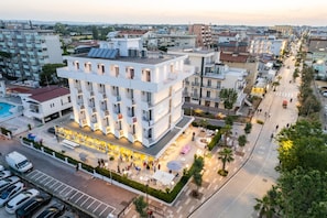 A multi-story hotel with a rooftop terrace and outdoor seating area. - Hotel Albatros (Rimini)