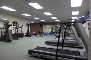 A gym with treadmills, stationary bikes, and exercise balls. - Multi-level 2 bedroom condo near Loon Mt. #321 (Lincoln)