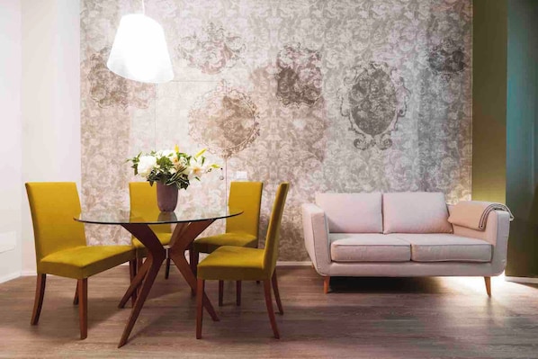 Unclassified image, 1 of 17, button - Vrbo Property (Milano)