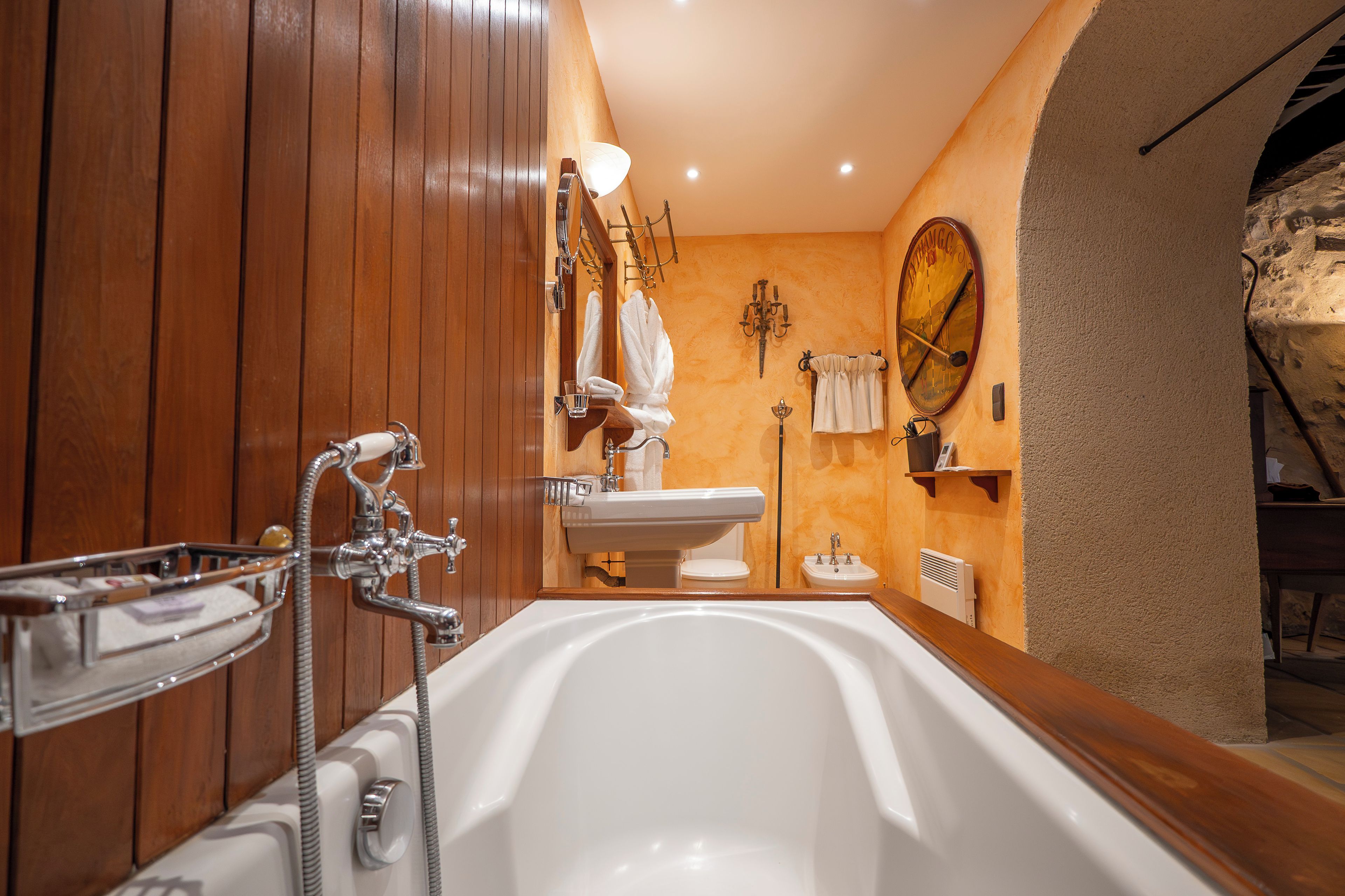 Ein Badezimmer mit einer Badewanne, einem Waschbecken und einem Spiegel.