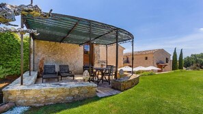 Outdoor dining - La Tour d'Enguerne (Montmeyan)