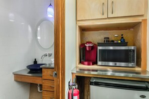 Interior - Cozy 1BR retreat with king bed, WiFi, fire pit, and walkable Fredericksburg charm. (Fredericksburg)