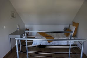 A bedroom with a bunk bed, a desk, and a chair. - Bed and Breakfast 'Entre Mer Et Terre - Chambre' with Shared Garden and Wi-Fi (Bazenville)