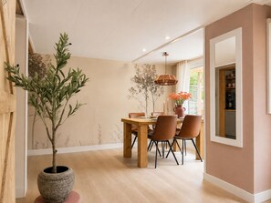 Dining - Chez Arie – private guest house with garden, close to beach & dunes (Noordwijk)