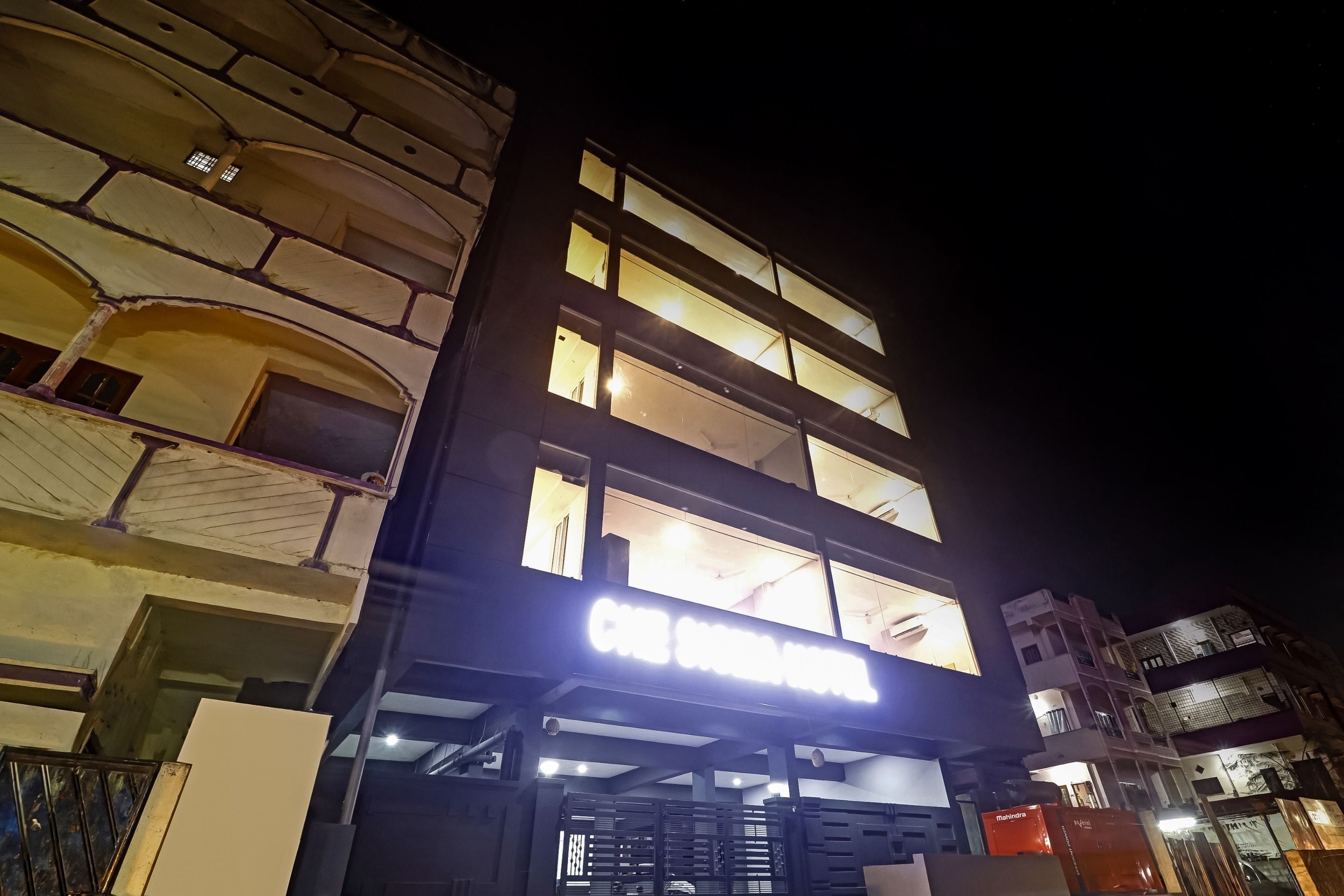 Un immeuble à plusieurs étages, avec une enseigne bien visible indiquant « CLUB DES CITOYENS » au niveau du rez-de-chaussée.