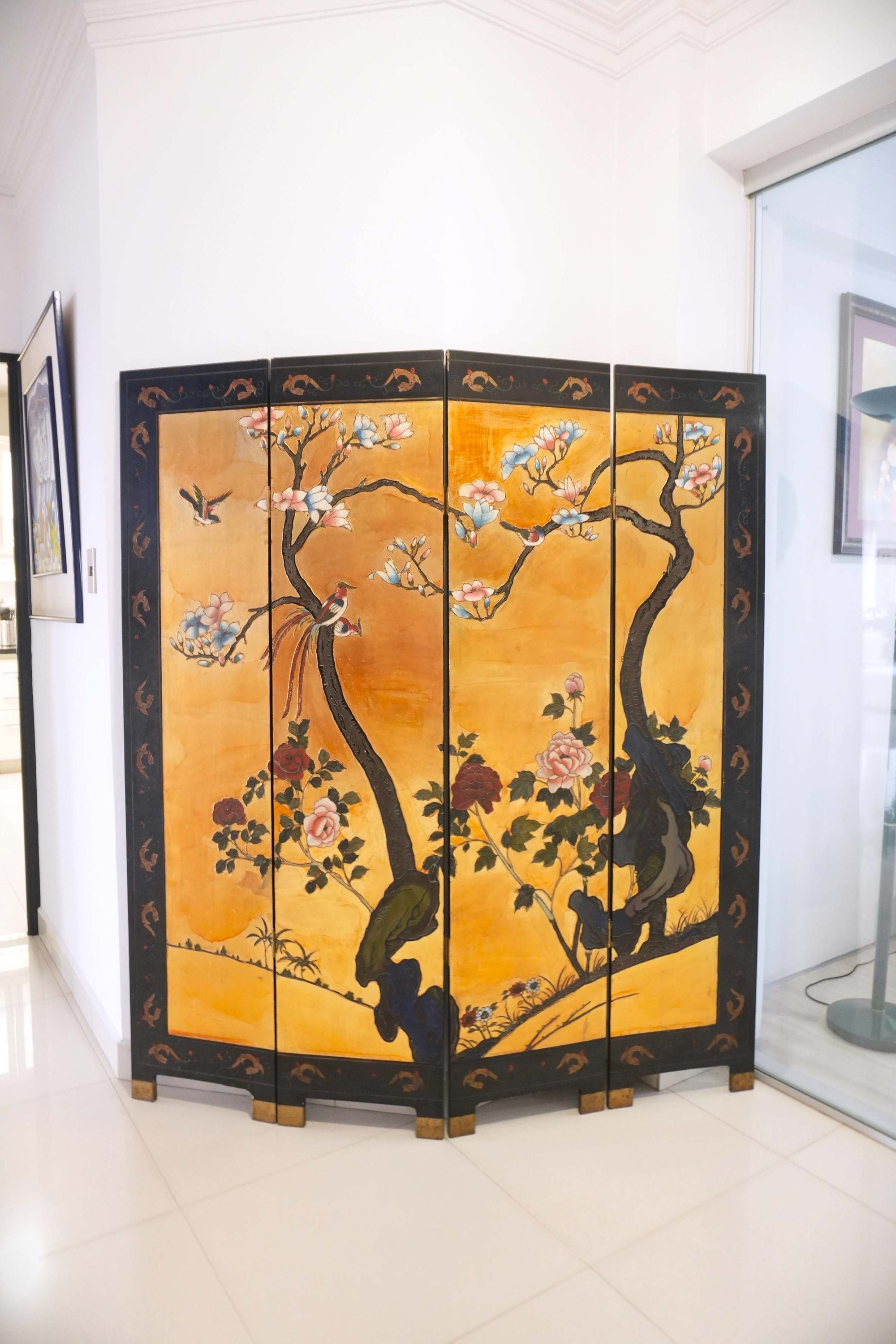 Un paravent japonais traditionnel, orné de motifs inspirés de la nature.