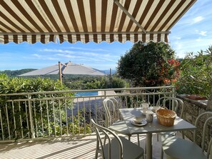 A terrace with a table set for dining, overlooking a pool and a mountainous landscape. - Villa 'La Rouvière' with pool, panoramic view, Wi-Fi and air conditioning (Chassiers)