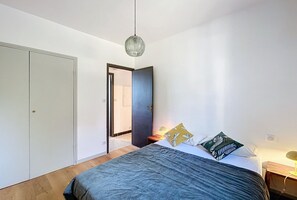 Room - Villa 'La Rouvière' with pool, panoramic view, Wi-Fi and air conditioning (Chassiers)