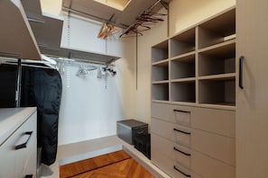 Interior - A spacious and charming 105 square-meter apartment, with vintage and classic-style décor, ideal for five people, located on the first floor (elevator available, though NOT suitable for people with disabilities) of a building near the lively, modern, and (Milan)