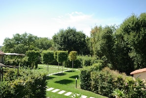 Property grounds - 5-star-rated vacation rental, 60 m², saltwater pool, view of the castle. (Les Farges)