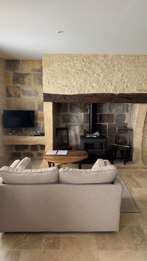 Living area - 5-star-rated vacation rental, 60 m², saltwater pool, view of the castle. (Les Farges)