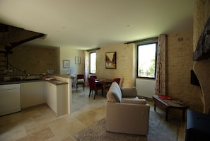 Living area - 5-star-rated vacation rental, 60 m², saltwater pool, view of the castle. (Les Farges)