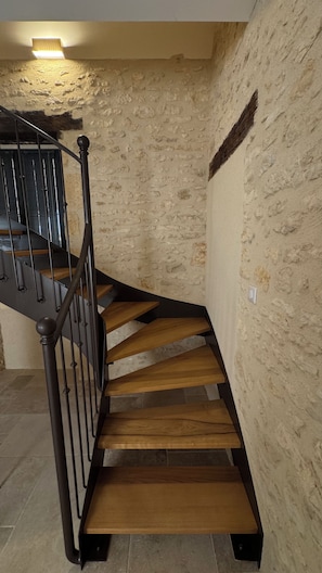 Interior - 5-star-rated vacation rental, 60 m², saltwater pool, view of the castle. (Les Farges)