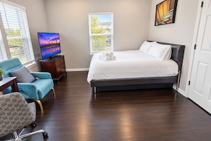 A bedroom with a bed, a TV, a chair, and two windows. - Fifa Stay 2BR Near NRG DT Med Center -1 (Houston)